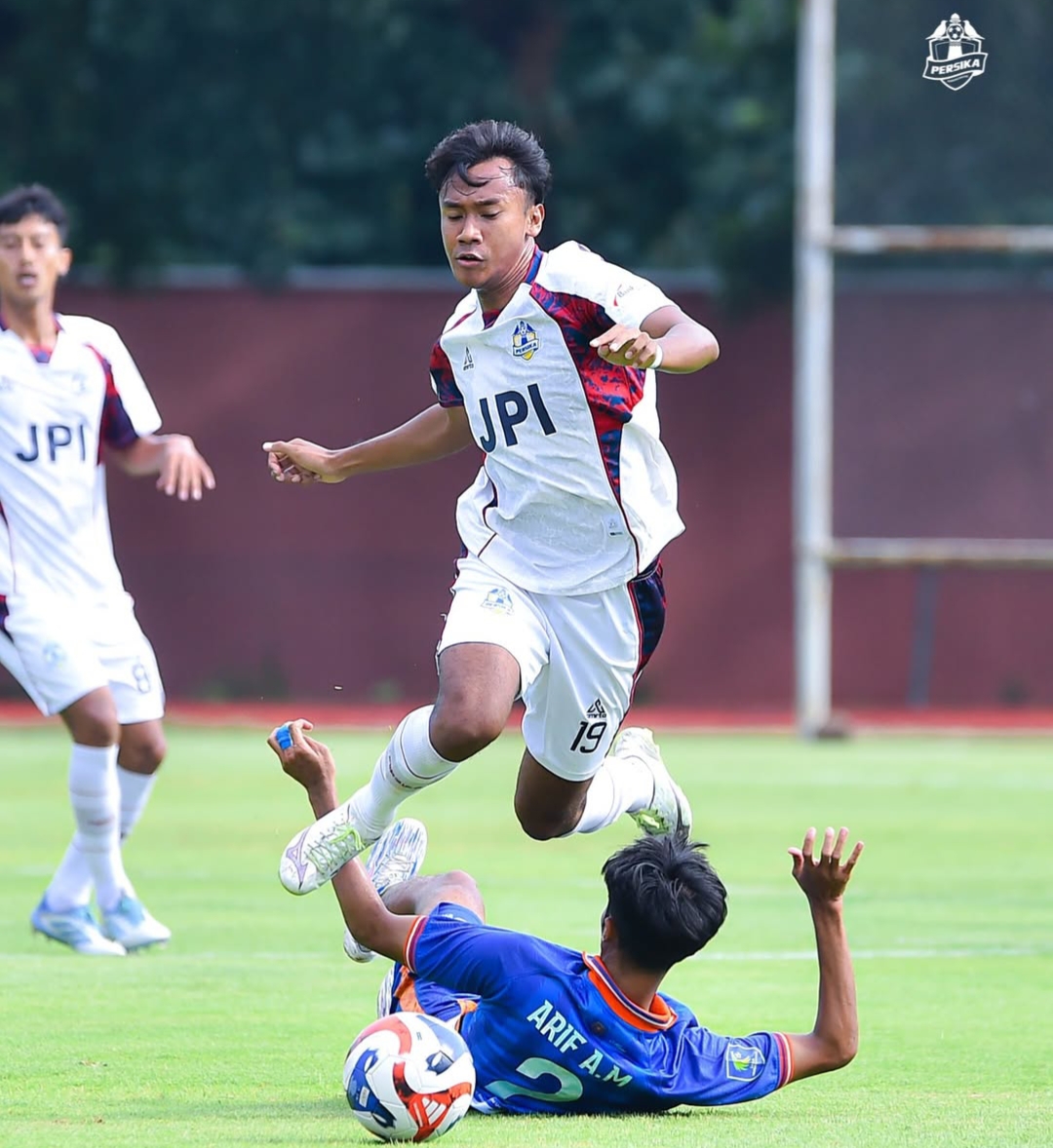 Striker Persika Karanganyar Romadhona dijegal pemain Persikutim di Stadion UNS (20/2/2025).