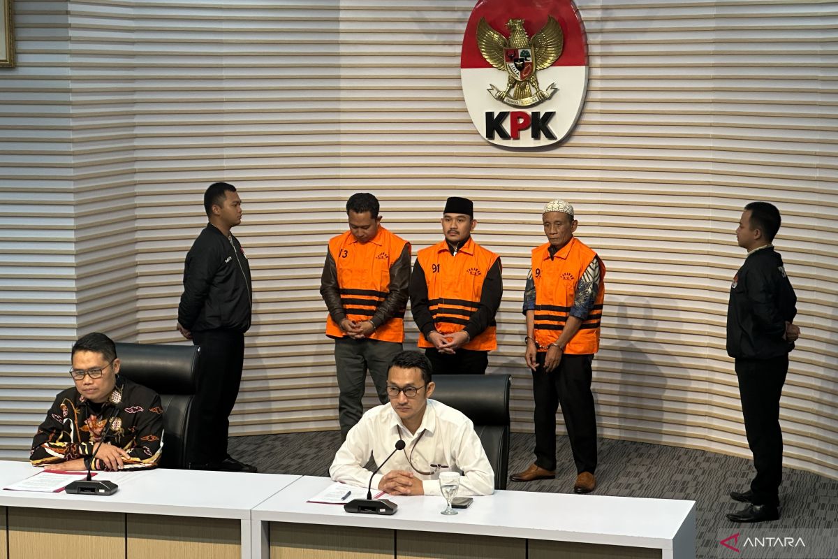 Proyek ijon adalah praktik korupsi dengan imbalan proyek di muka. KPK tetapkan Bupati Bekasi Ade Kuswara tersangka kasus Rp14,2 miliar.
