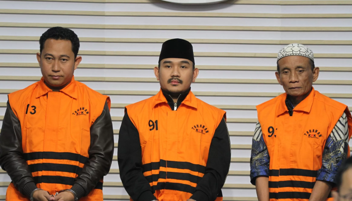 Bupati Bekasi Ade Kuswara Kunang&nbsp; (tengah) dan HM Kunang (kanan) ditetapkan KPK sebagai tersangka dugaan suap ijon proyek Pemkab Bekasi.
