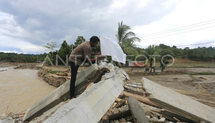 Warga memasangkan bendera putih di depan rumahnya yang rusak pasca bencana hidrometeorologi di Desa Lawet, Kecamatan Pante Ceureumen, Aceh Barat, Aceh, Rabu (17/12/2025).