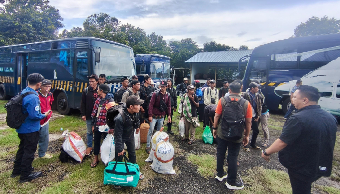 Warga Jateng yang terdampak bencana banjir Sumatera, dipulangkan oleh Pemprov Jateng menuju kampung halaman.