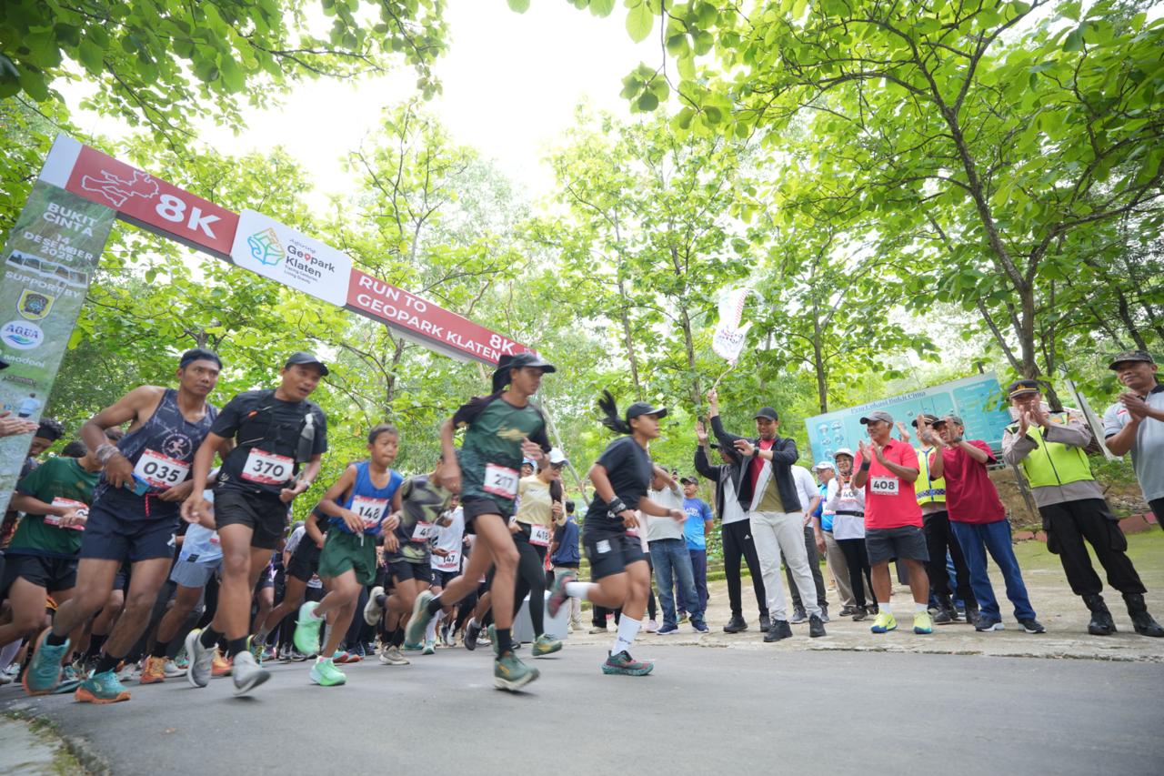 Peserta meramaikan Run to Geopark Klaten di Bayat (14/12/2025)