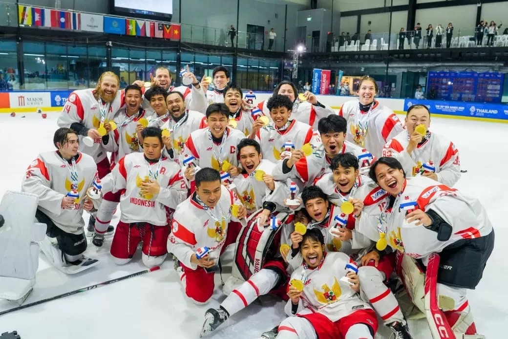 Medali Emas juga dipersembahkan oleh tim hoki indoor putra setelah menaklukkan Malaysia dalam laga dramatis yang berlangsung di Wet 1 Hall Thai-Japan Sports Centre