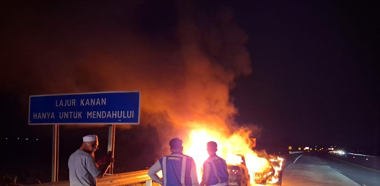 Mobil sedan Toyota Soluna terbakar di Jalan Tol Solo-Ngawi Km 542, Desa Bumiaji, Kecamatan Sambungmacan, Sragen, Jumat (19/12/2025) malam.