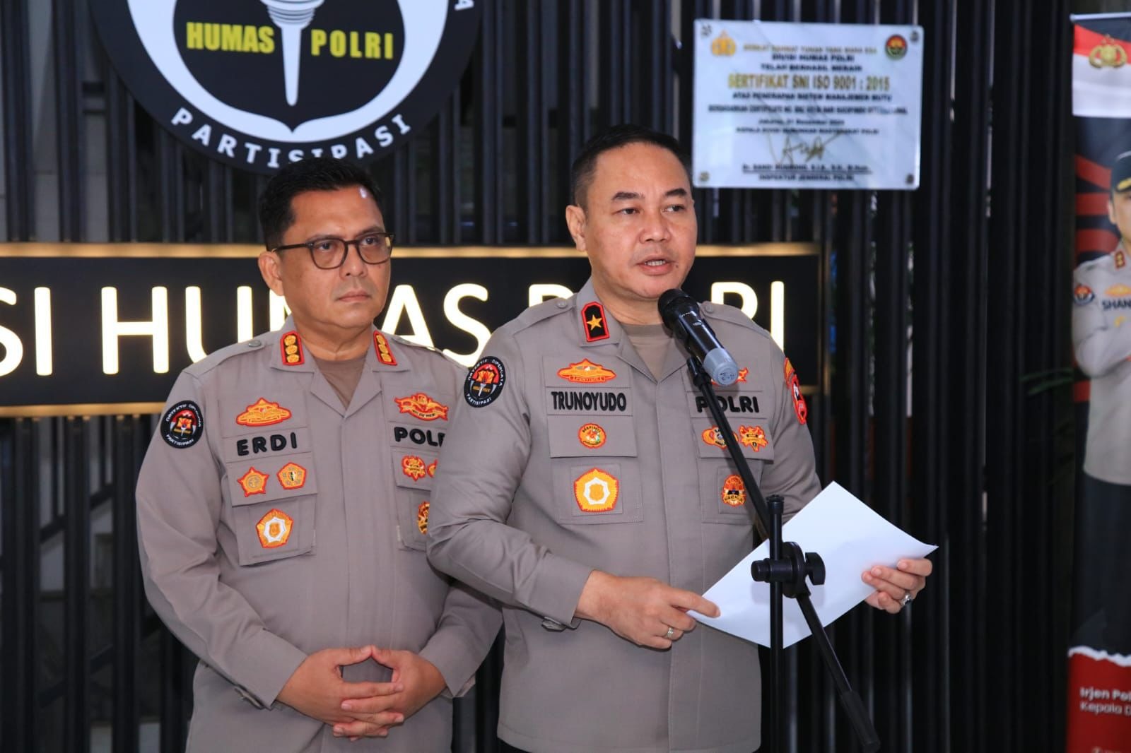 Karopenmas Divhumas Polri Brigjen Pol Trunoyudo Wisnu Andiko beri paparan.