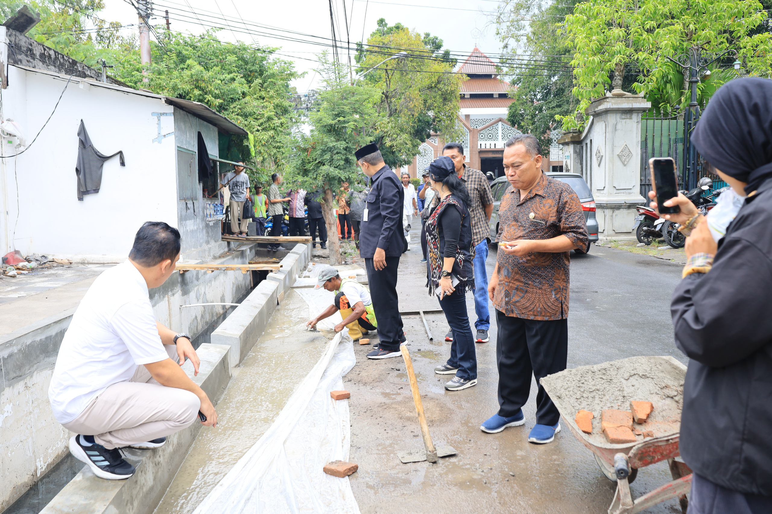 Komisi III DPRD Solo sidak ke proyek drainase di kawasan Kalitan dan Jalan Samanhudi, Kecamatan Laweyan, Sabtu (20/12/2025).