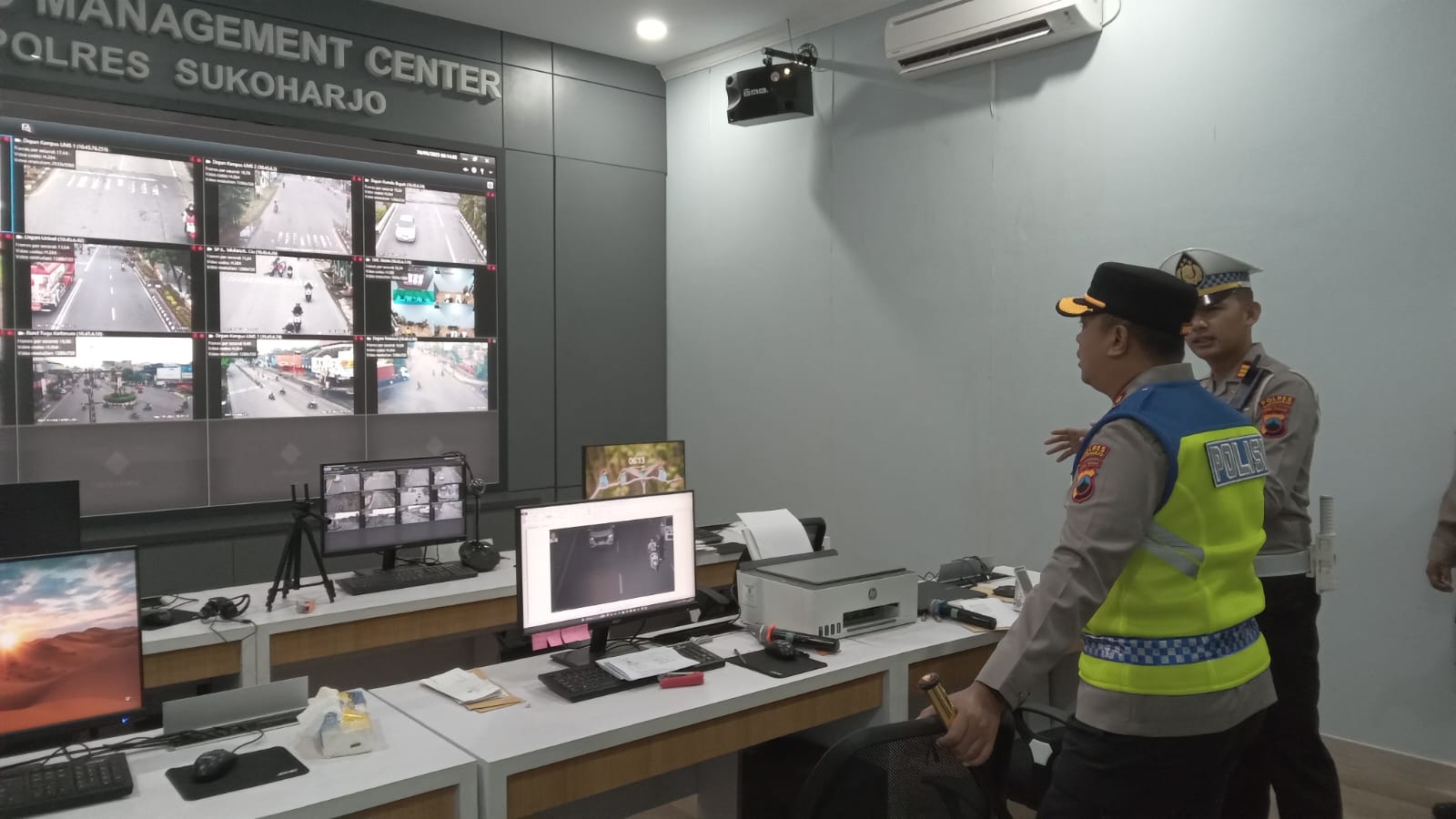 Kapolres Sukoharjo AKBP Anggaito Hadi Prabowo bersama Kasatlantas AKP Doohan Octa cek Traffic Managemen Centre Polres Sukoharjo.