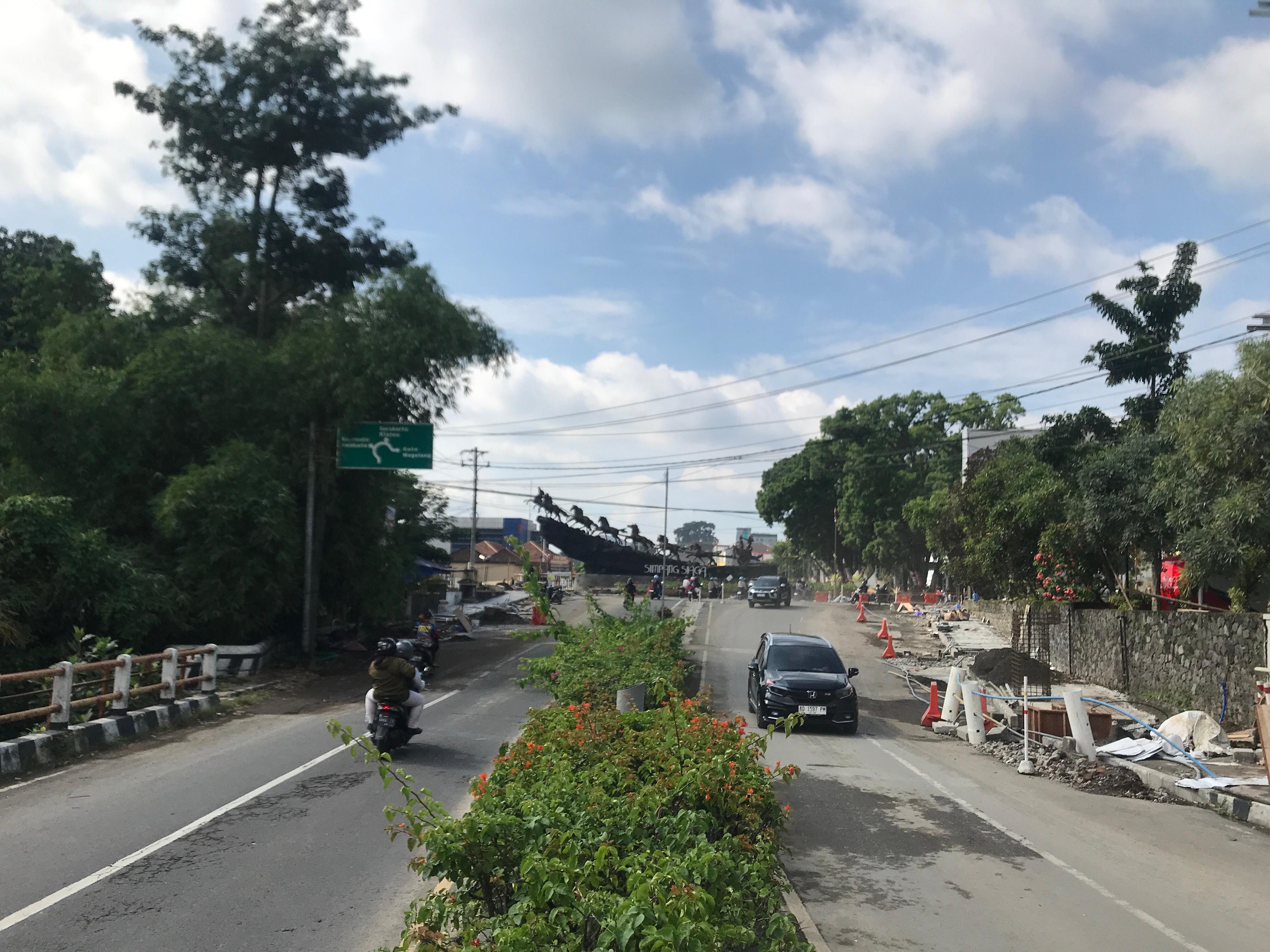 Kendaraan melintasi kawasan Simpang Lima Boyolali, Minggu (21/12/2025)