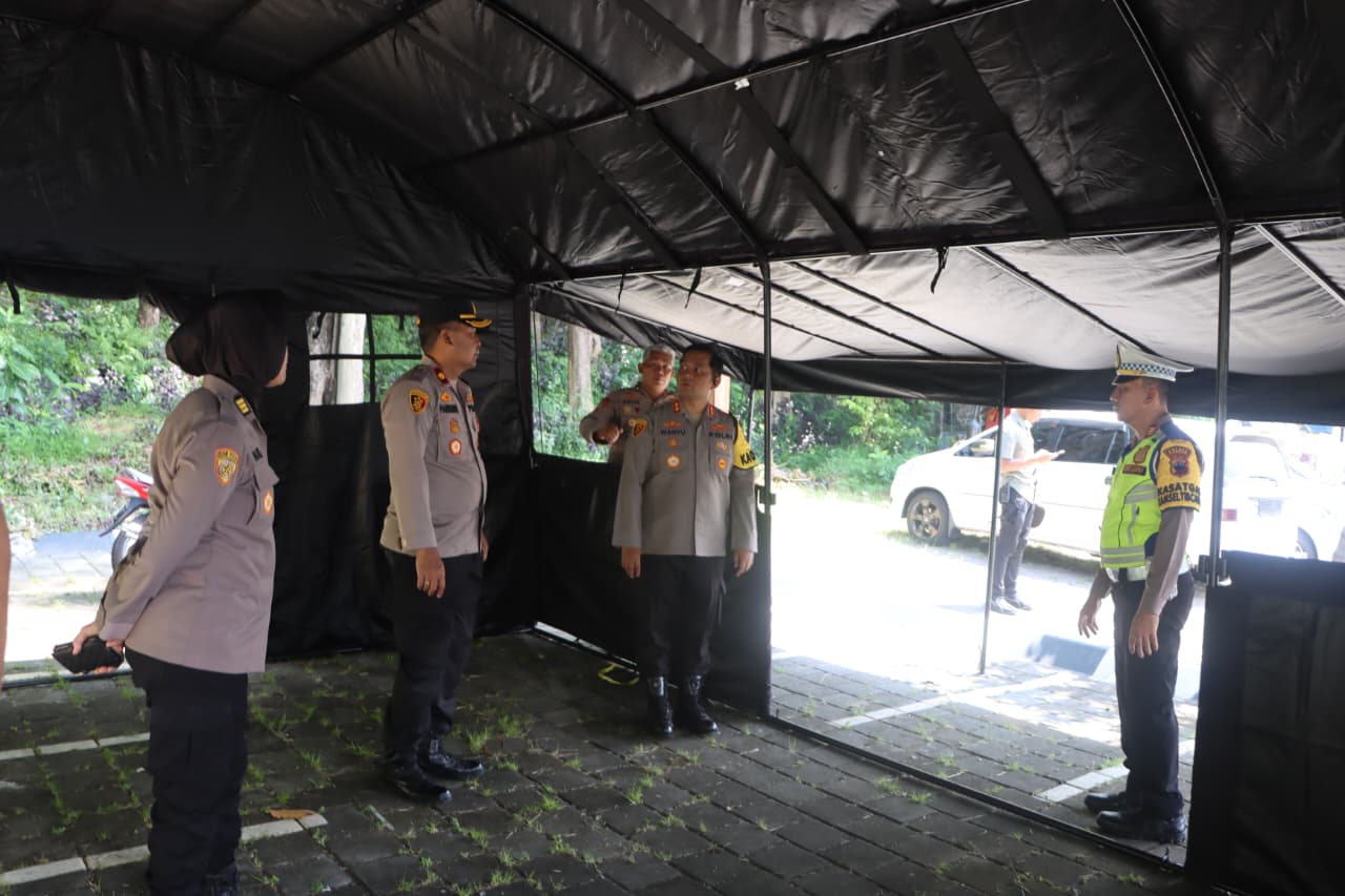 Kapolres Wonogiri AKBP Wahyu Sulistyo saat memantau kesiapan personel dan sarpras, Sabtu (21/12/2025).