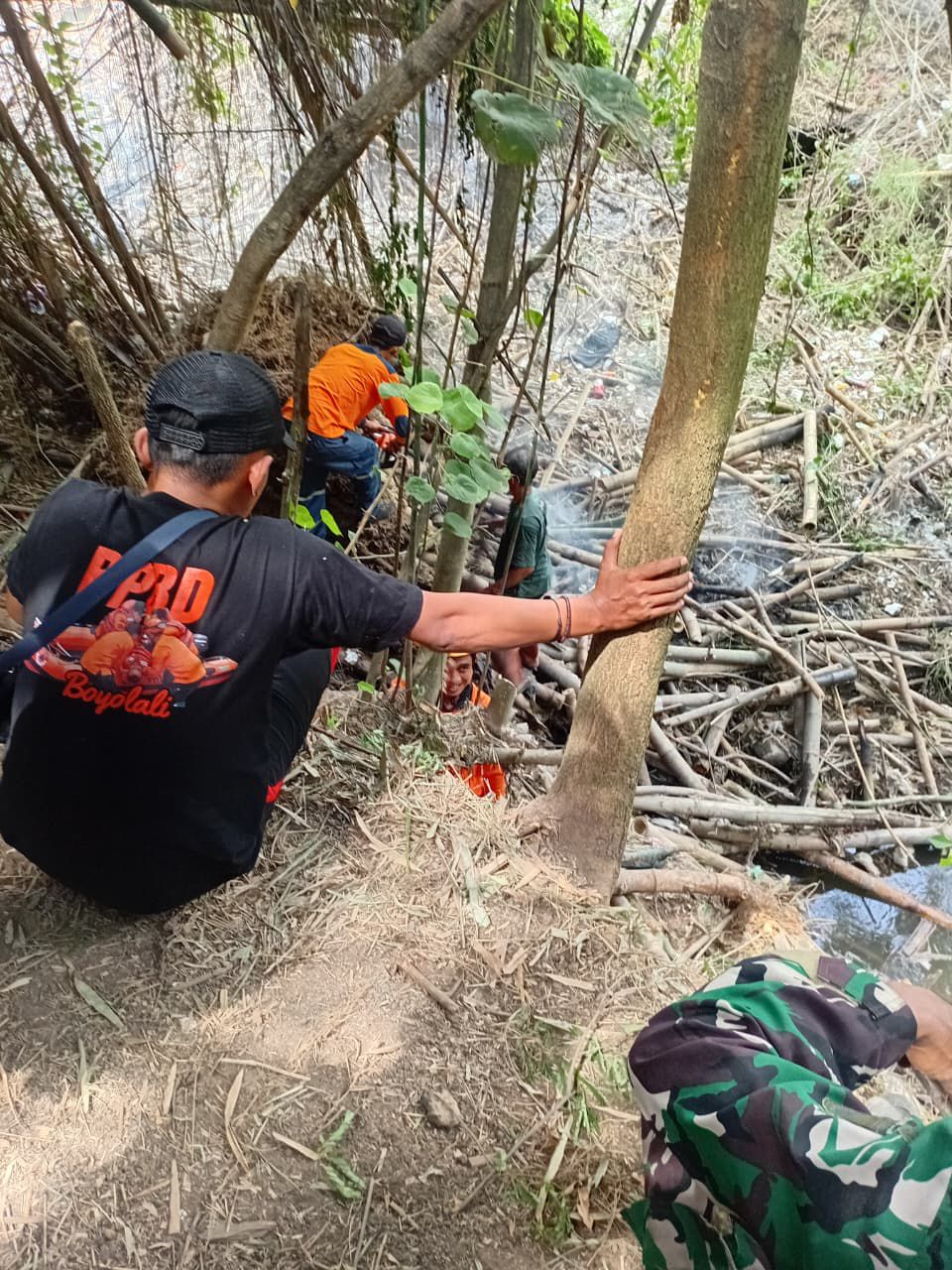 Aliran sungai di Dukuh Kliteh, Desa Jatirejo, Sawit, Boyolali tertutup total tumpukan sampah rumpun bambu yang ambruk.