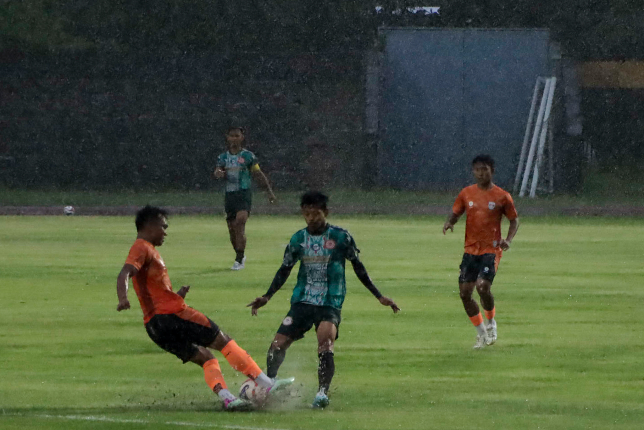 TAK MUDAH: Laga Persiharjo Sukoharjo beruji coba dengan Kendal Tornado FC di Stadion Sriwedari, Minggu sore (21/12).
