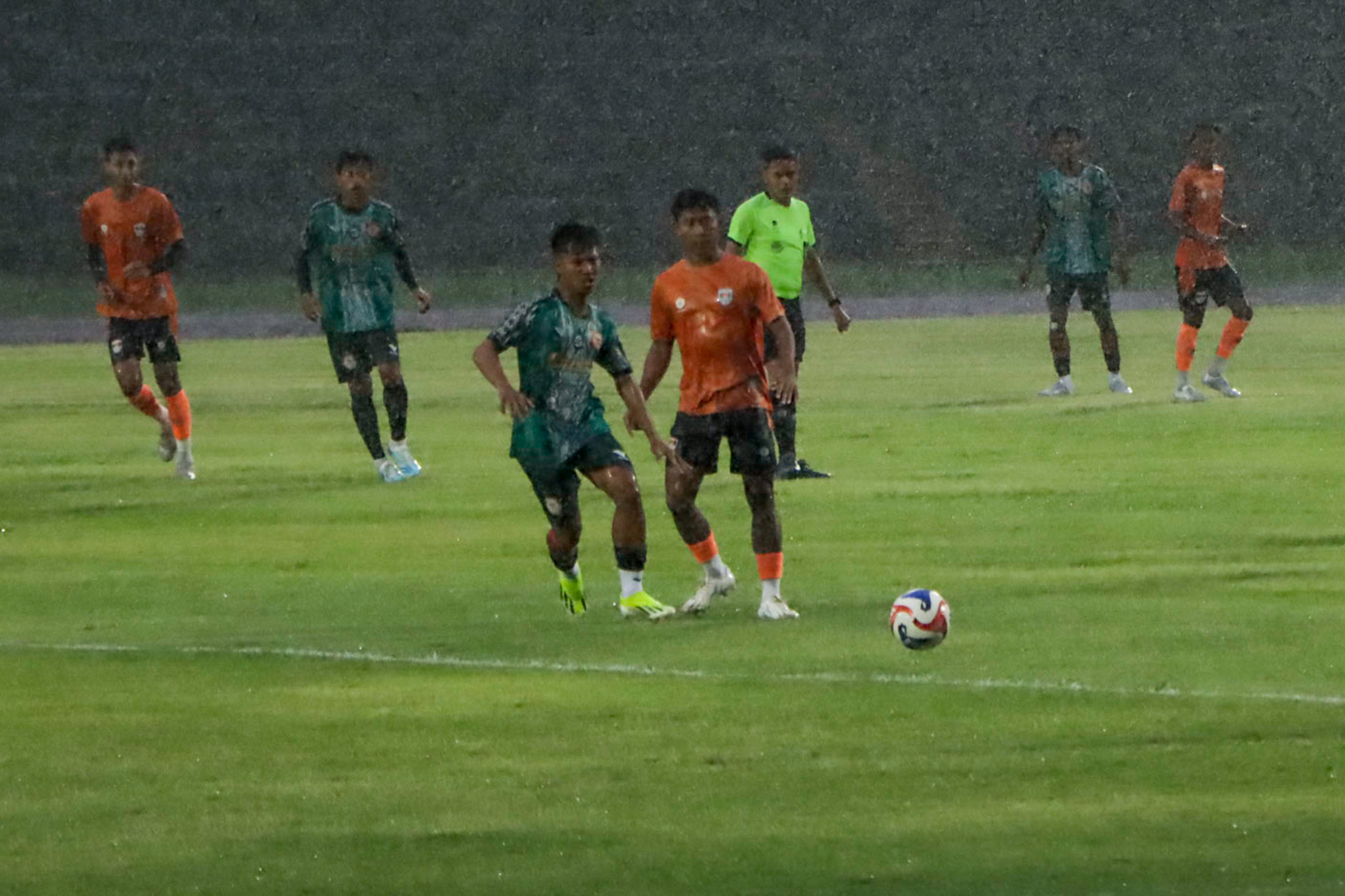 TAK MUDAH: Laga Persiharjo Sukoharjo beruji coba dengan Kendal Tornado FC di Stadion Sriwedari, Minggu sore (21/12).