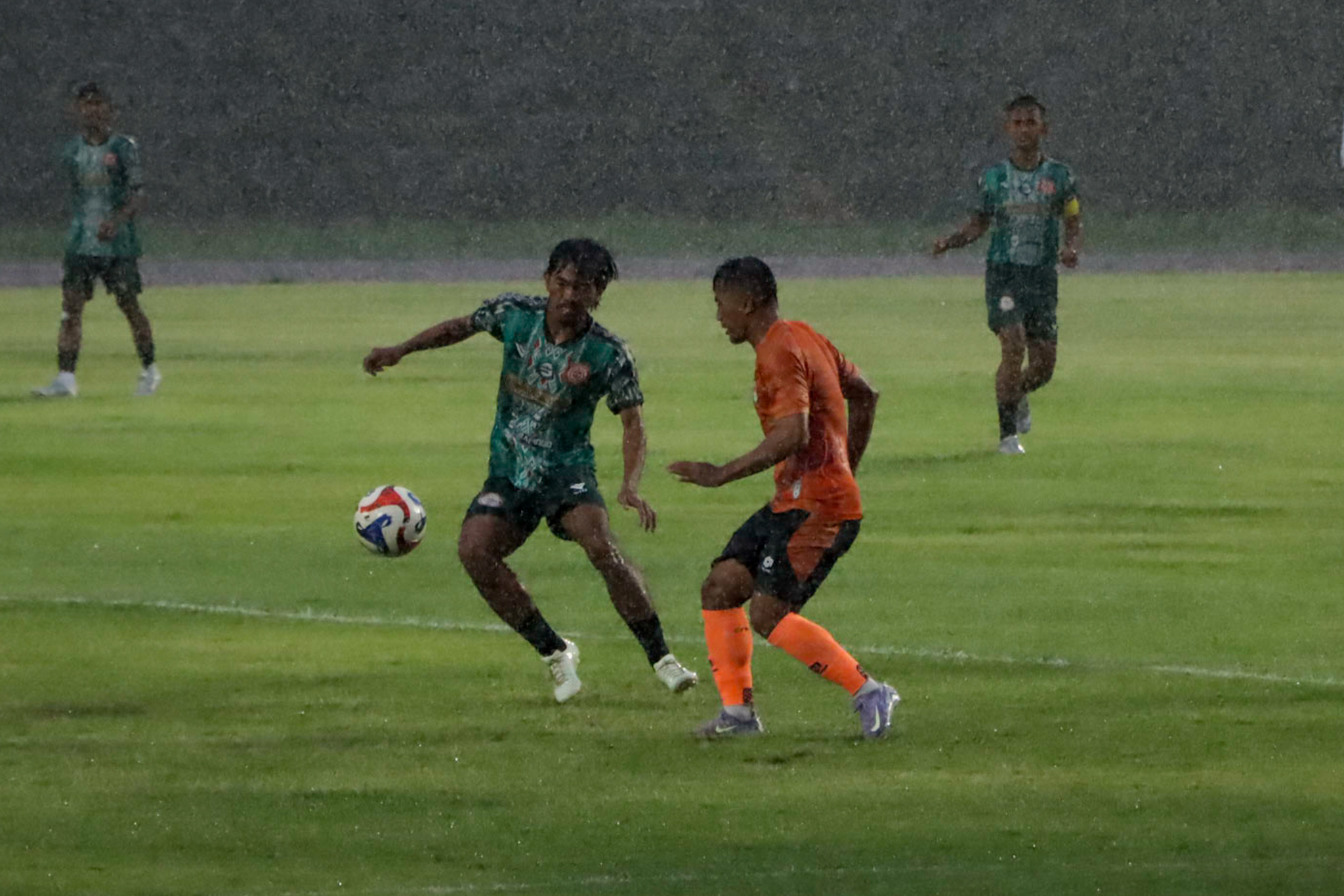 TAK MUDAH: Laga Persiharjo Sukoharjo beruji coba dengan Kendal Tornado FC di Stadion Sriwedari, Minggu sore (21/12).