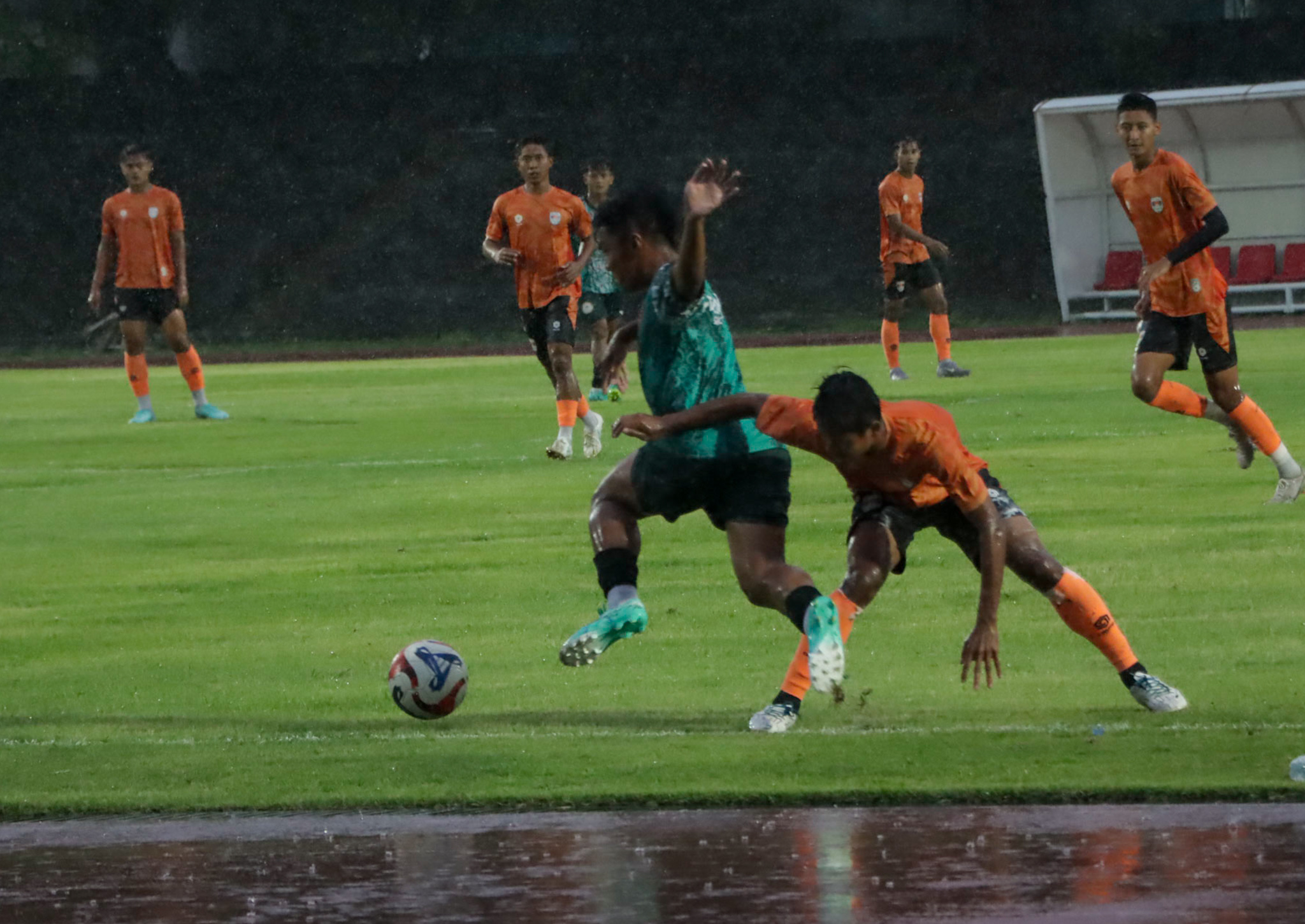 TAK MUDAH: Laga Persiharjo Sukoharjo beruji coba dengan Kendal Tornado FC di Stadion Sriwedari, Minggu sore (21/12).