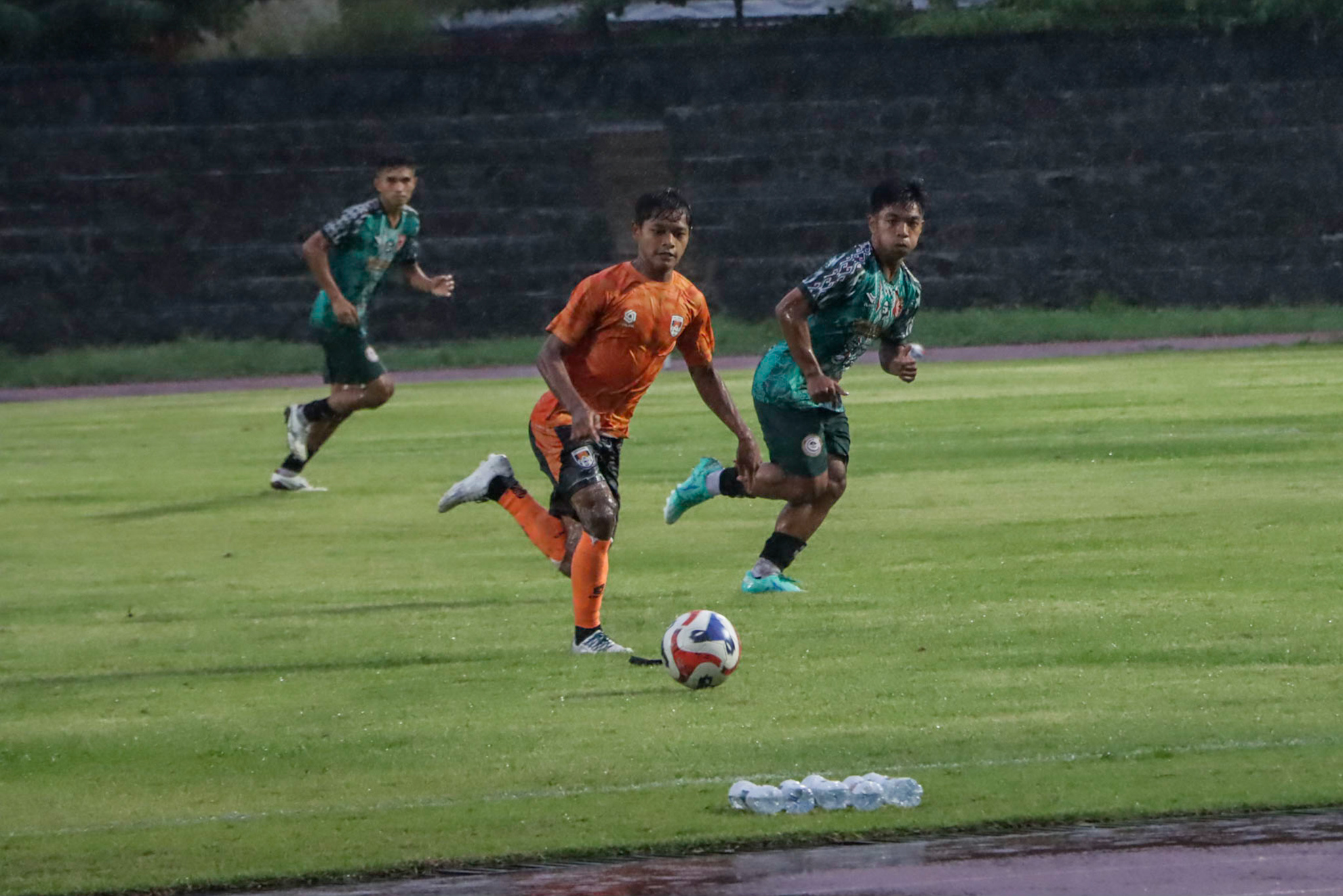 TAK MUDAH: Laga Persiharjo Sukoharjo beruji coba dengan Kendal Tornado FC di Stadion Sriwedari, Minggu sore (21/12).