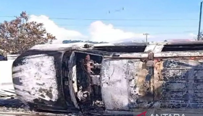 Mobil dinas Polsek Muara Batang Gadis dibakar massa.