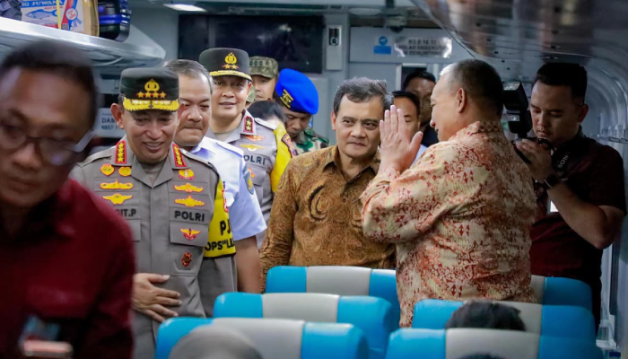 Gubernur Jateng Ahmad Luthfi dampingi kunjungan&nbsp;Kapolri Jenderal Listyo Sigit Prabowo di Pos Pelayanan Nataru Stasiun Tawang, Kota Semarang, Minggu (21/12/2025).