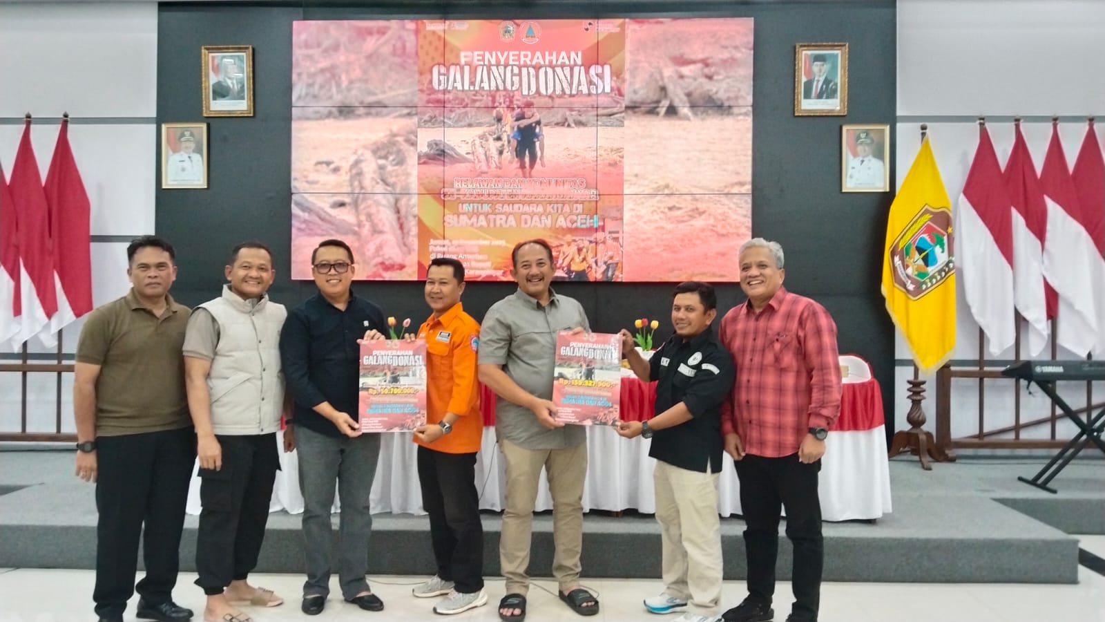 Bupati Karanganyar Rober Christanto dan Wakil Bupati Karanganyar Adhe Elliana serahkan bantuan korban bencana alam bagi Sumatera dan Aceh. (Rudi Hartono/Radar Solo)
