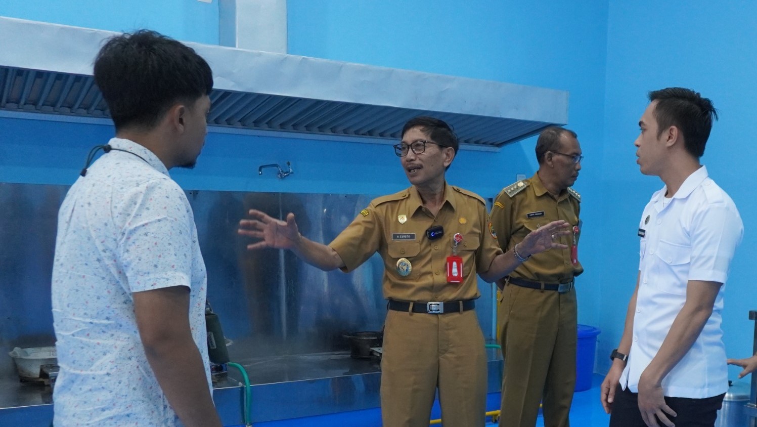 Wakil Bupati Sragen Suroto meninjau dapur SPPG Kadipiro di Desa Kadipiro, Kecamatan Sambirejo, Sragen yang baru diresmikan, Jumat (19/12/2025). (Ahmad Khairudin/Radar Solo)