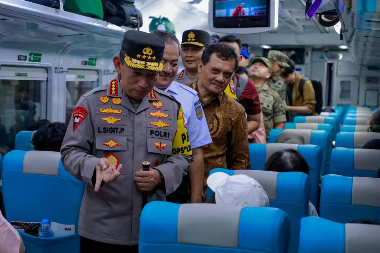 Gubernur Jateng Ahmad Luthfi dampingi Kapolri Jenderal Listyo Sigit Prabowo (kiri) di dalam gerbong KA di Stasiun Tawang Semarang, Minggu  (21/12).