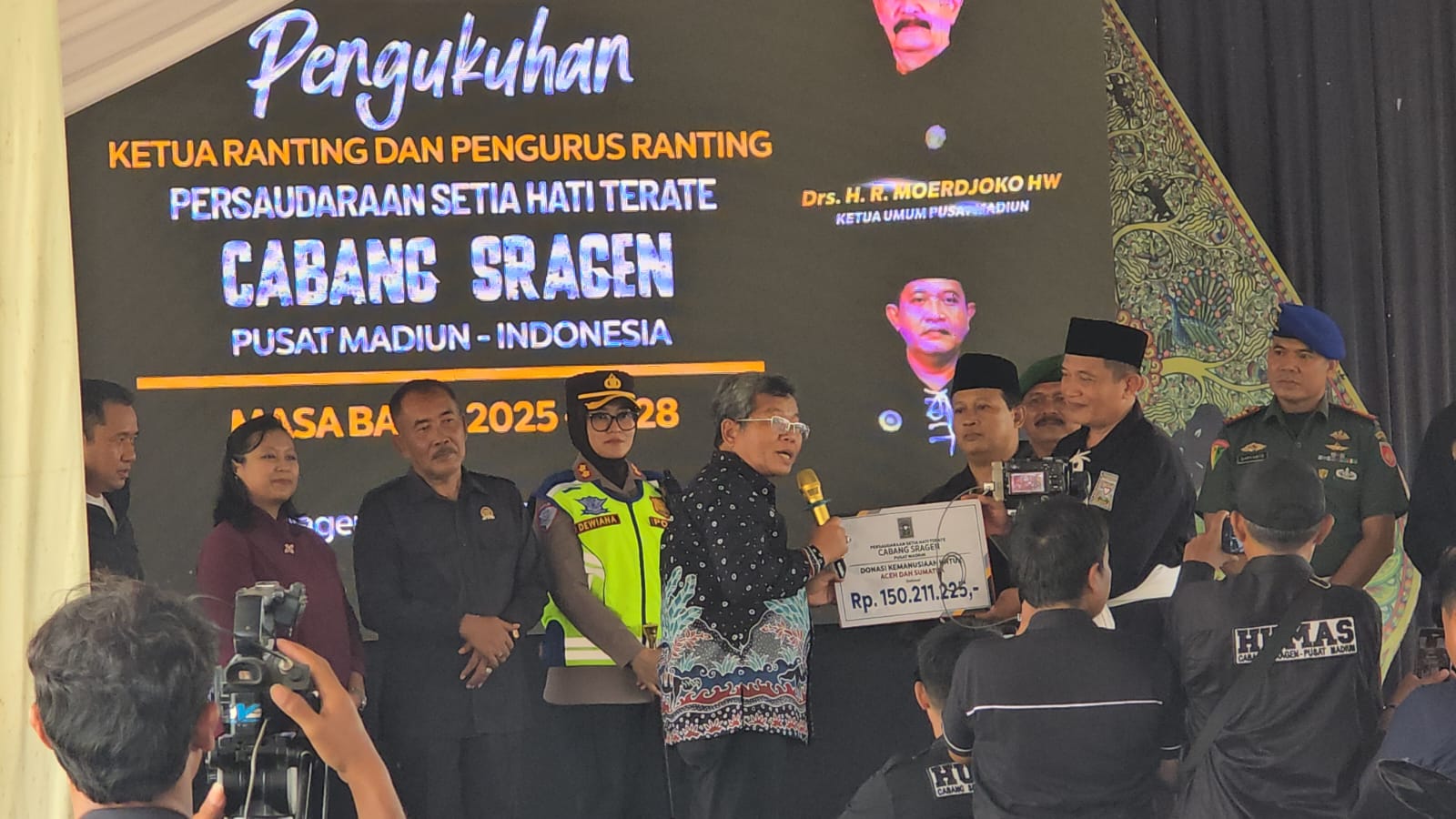 Penyerahan secara simbolis donasi dari PSHT Cabang Sragen - Pusat Madiun ke pemkab Sragen untuk korban bencana Sumatera-Aceh. (Ahmad Khairudin/Radar Solo)