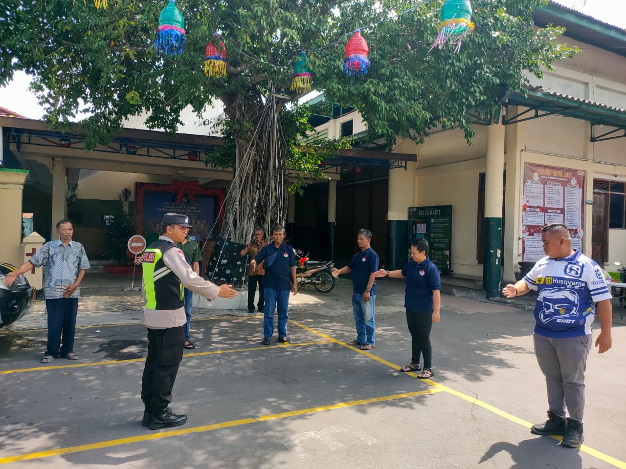 Jajaran Polres Sukoharjo memberikan pelatihan menjaga keamanan kepada panitia ibadah Natal di Gereja Hati Kudus Sukoharjo, belum lama ini.