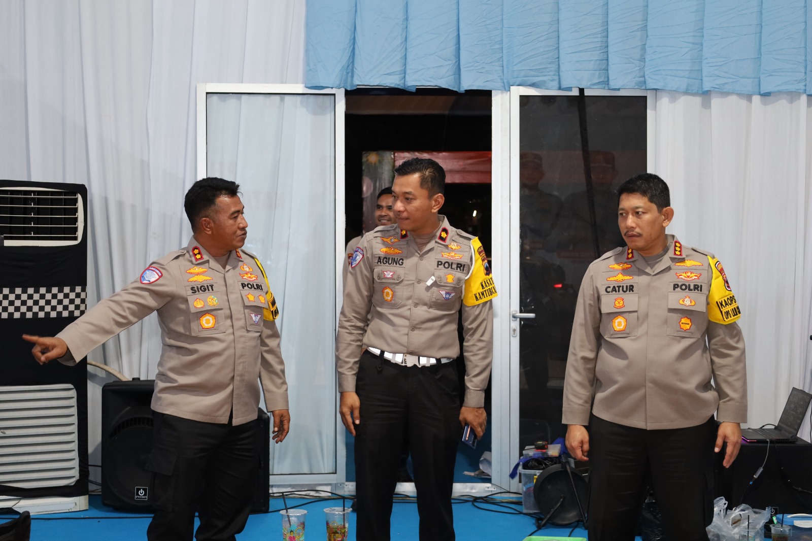 Kapolresta Solo Kombes Pol Catur Cahyono Wibowo (kanan) cek sejumlah titik Pos Pengamanan (Pos Pam), Pos Pelayanan (Pos Yan), dan Pos Terpadu di wilayah Kota Solo, Sabtu (20/12/2025) malam.