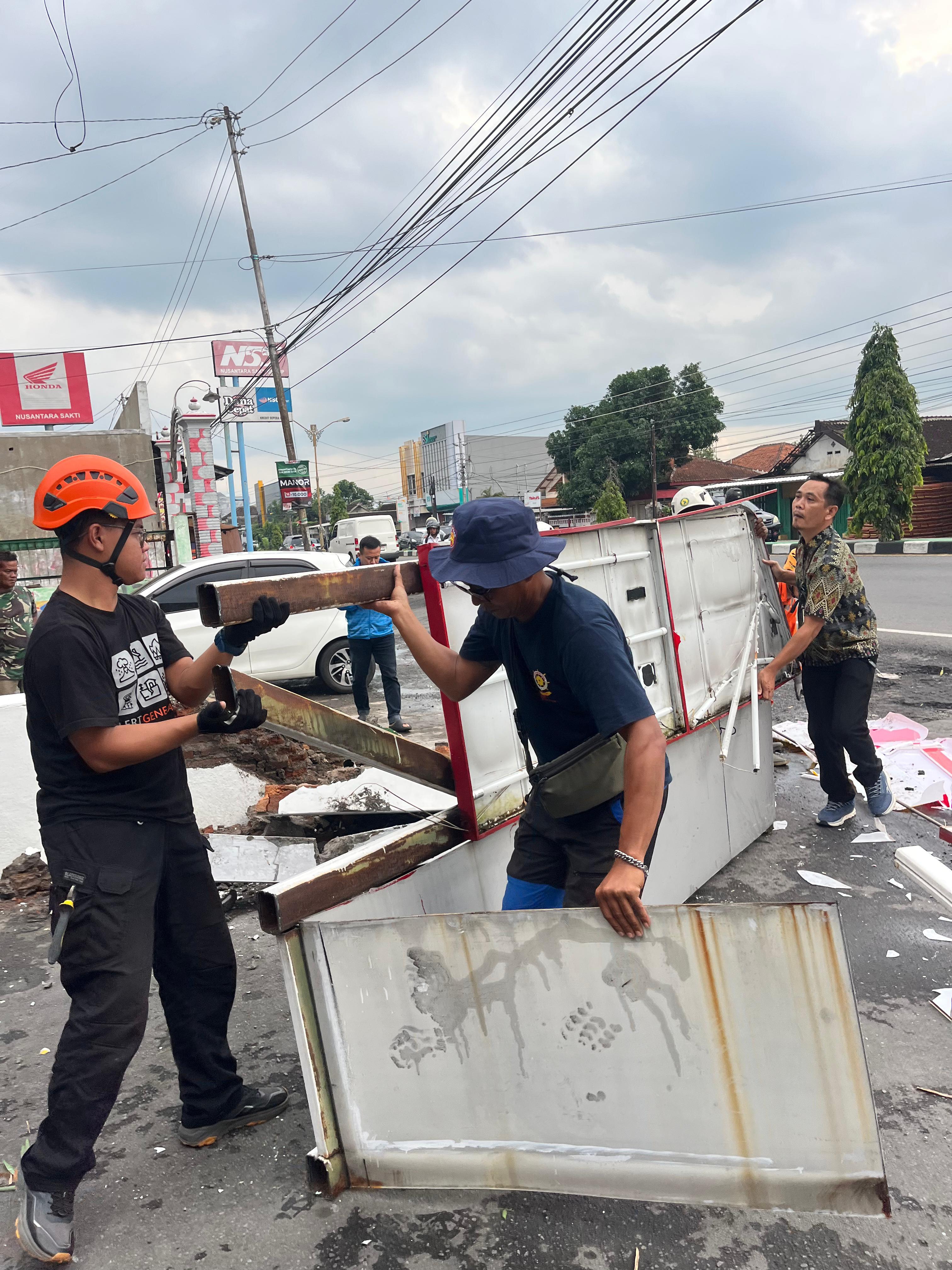Baliho roboh disapu angin kencang di Jalan Ahmad Yani Kartasura, Sukohajo, Senin siang (22/12).