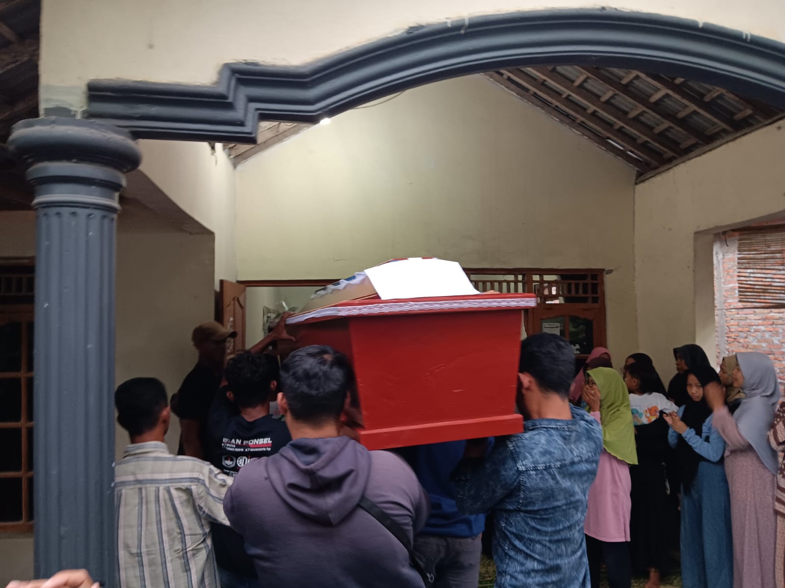 Suasana rumah duka di Desa Kalikebo, Kecamatan Trucuk, Klaten. (Angga Purenda/Radar Solo)