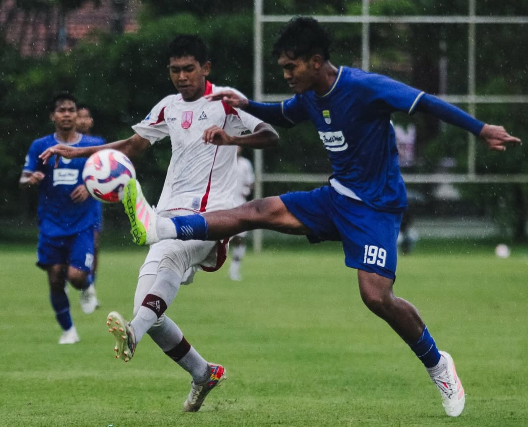 Laga Persis Solo U-20 vs Persib Bandung U-20 di Stadion Kota Barat (21/12/2025), dalam laga lanjutan EPA Liga 1 U-20 2025/2026.