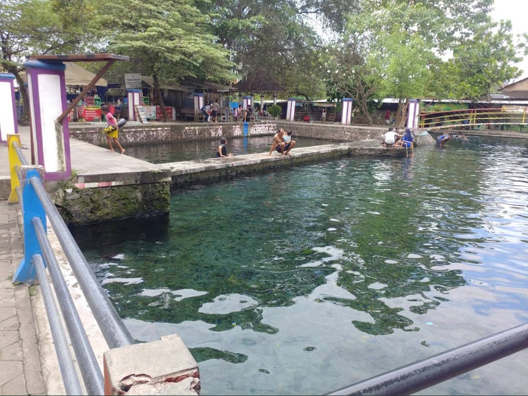 Umbul Sungsang Pengging jadi lokasi strategis buat jadi lokasi wisata air saat berada di Boyolali.