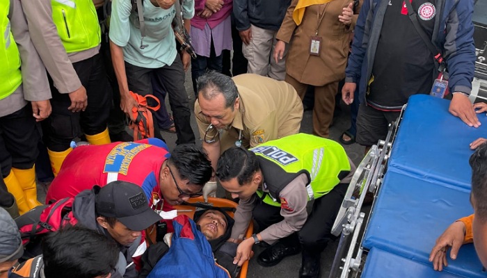Proses evakuasi terhadap pendaki dari lereng Gunung Merapi menuju posko di Sapuangin, Tegalmulyo, Kemalang, Klaten. (Dokumentasi Polres Klaten)
