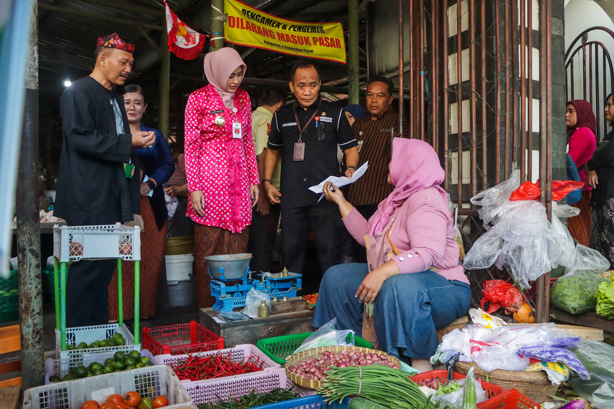Wawali Astrid Widayani pantau harga-harga di Pasar Harjodaksino. (M Ihsan/Radar Solo)