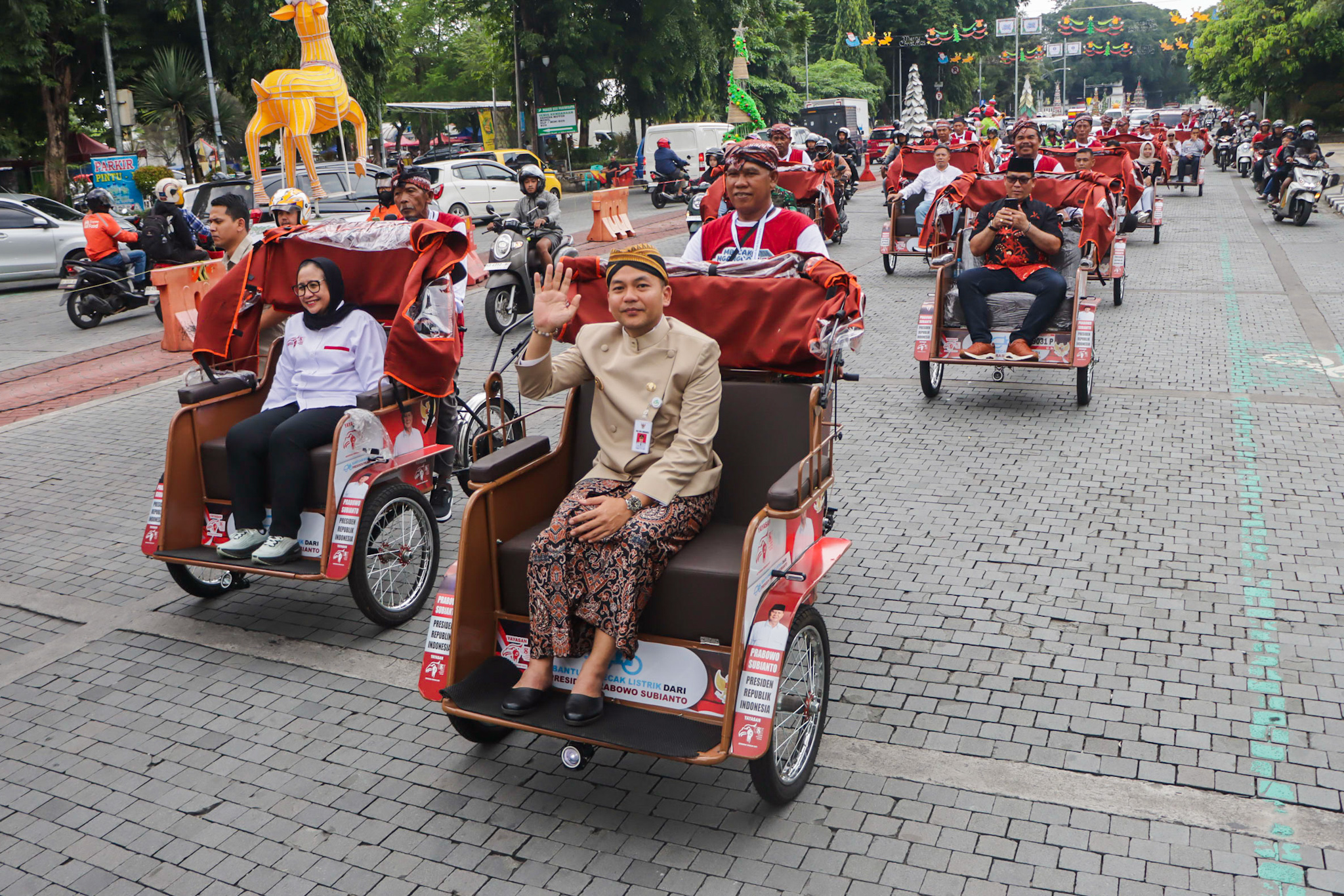 SOLUSI: Wali Kota Solo Respati Ardi menaiki armada becak listrik hasil hibah dari Presiden Prabowo Subianto yang dibagikan, Senin (22/12).