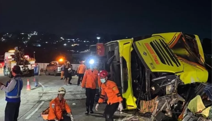 Tim SAR melakukan proses evakuasi korban kecelakaan bus Cahaya Trans di Exit Tol Krapyak Semarang