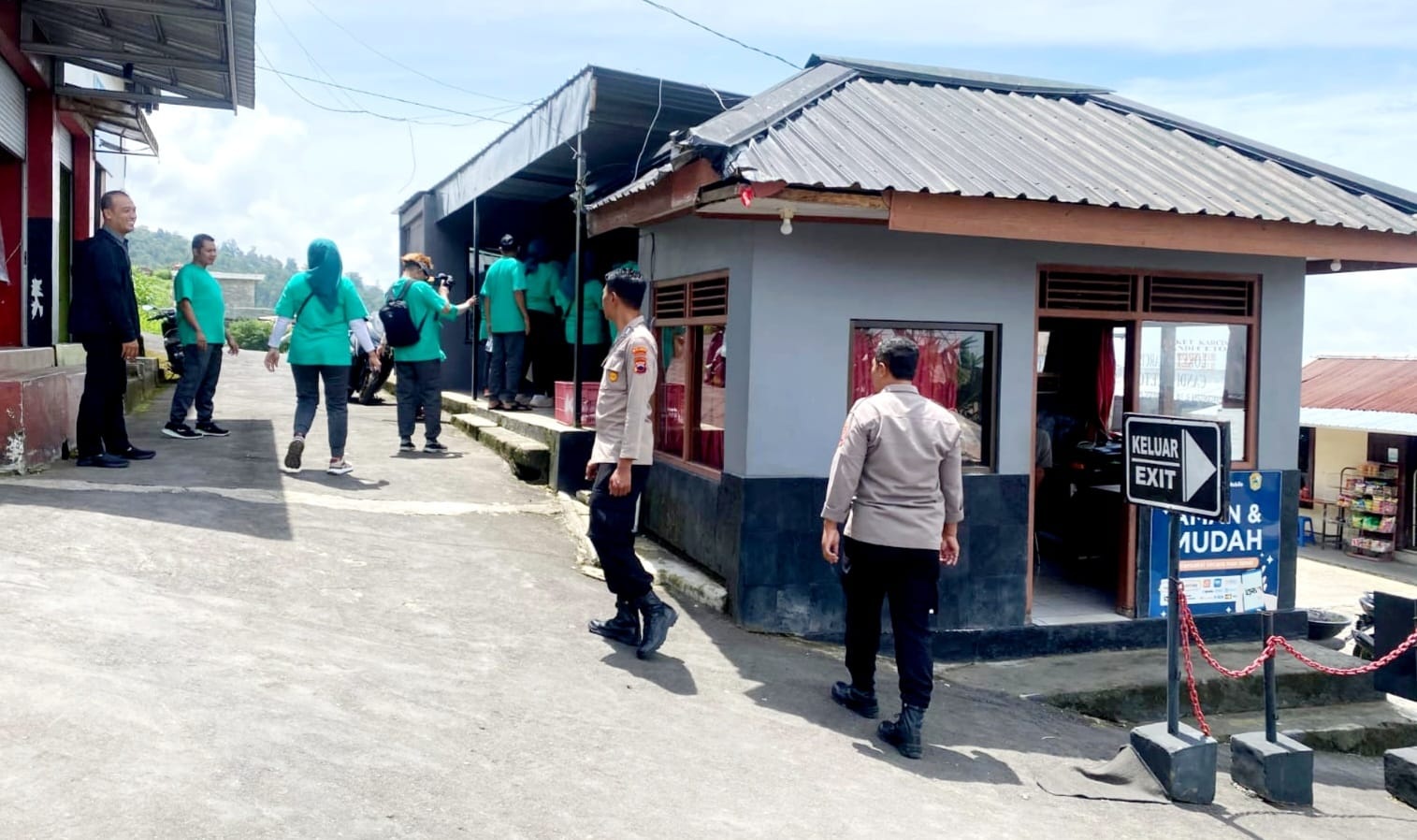 Personel Polres Karanganyar patroli pengamanan di salah satu objek wisata lereng Gunung Lawu, Senin (22/12/2025). (Rudi Hartono/Radar Solo)