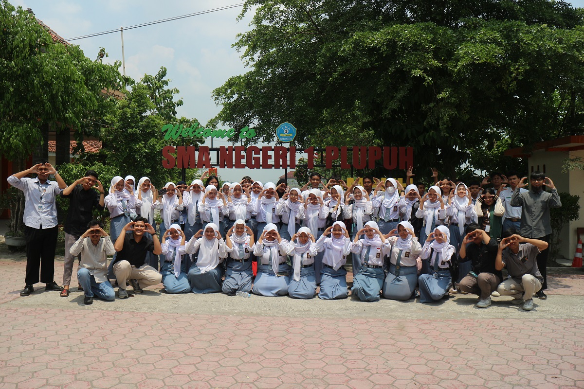 Siswa kelas X, XI, XII SMAN 1 Plupuh mengikuti pelatihan kecerdasan buatan yang merupakan hasil kerja sama dengan program Hibah Pembelajaran Berdampak UNS 2025.