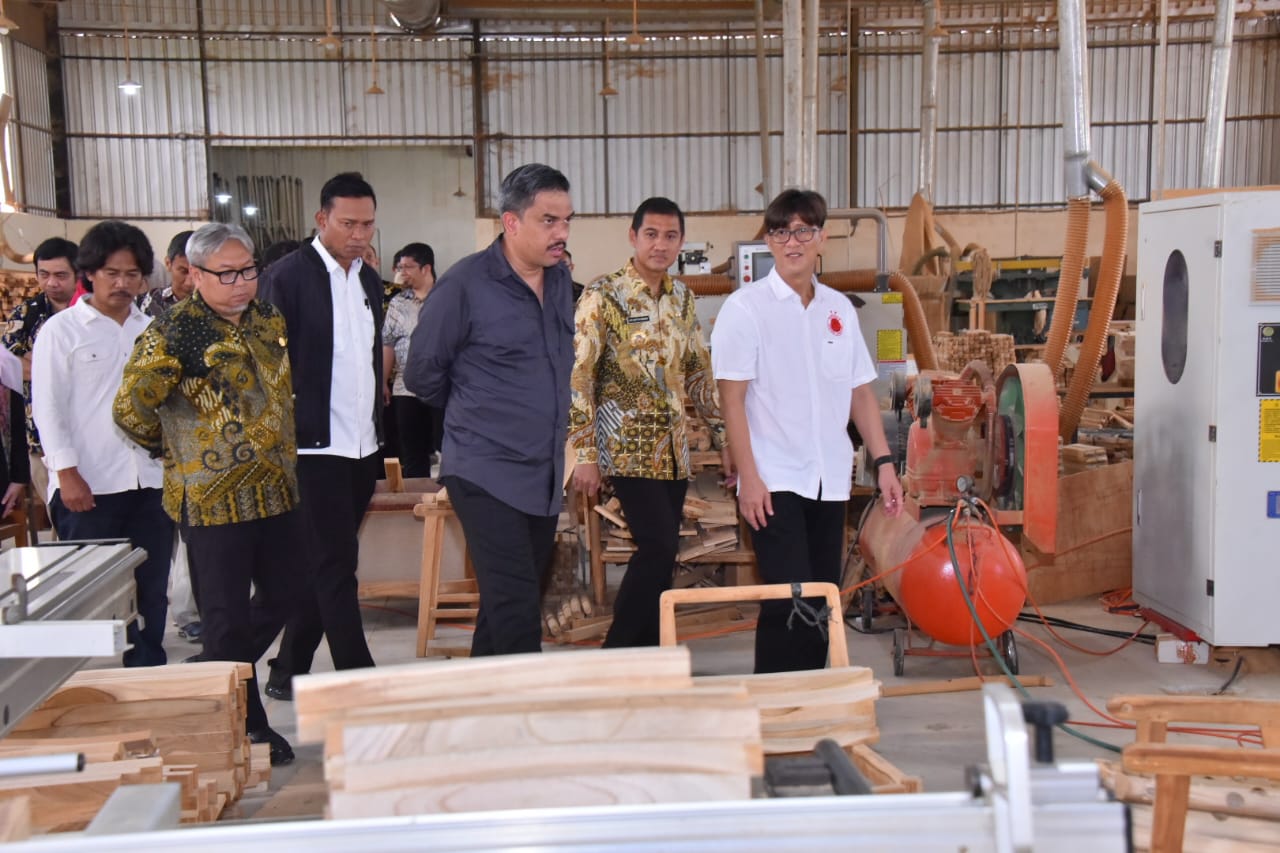 Ilustrasi Menteri UMKM Maman Abdurrahman dan Wabup Eko Sapto Purnomo kunjungi industri rotan Trangsan, belum lama ini.