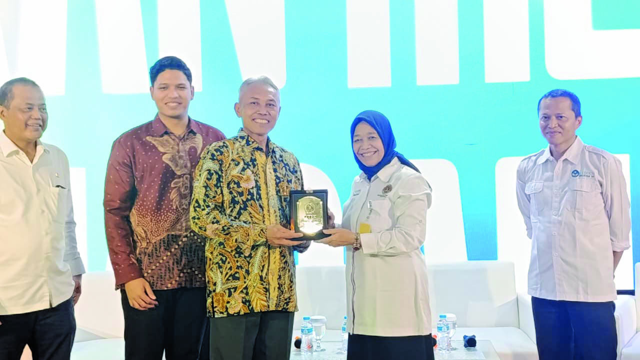 Anggota Komisi X DPR RI Juliyatmono (kiri), Rektor UMS Harun Joko Prayitno, dan Rektor UTP Winarti usai FGD, Senin (22/12).