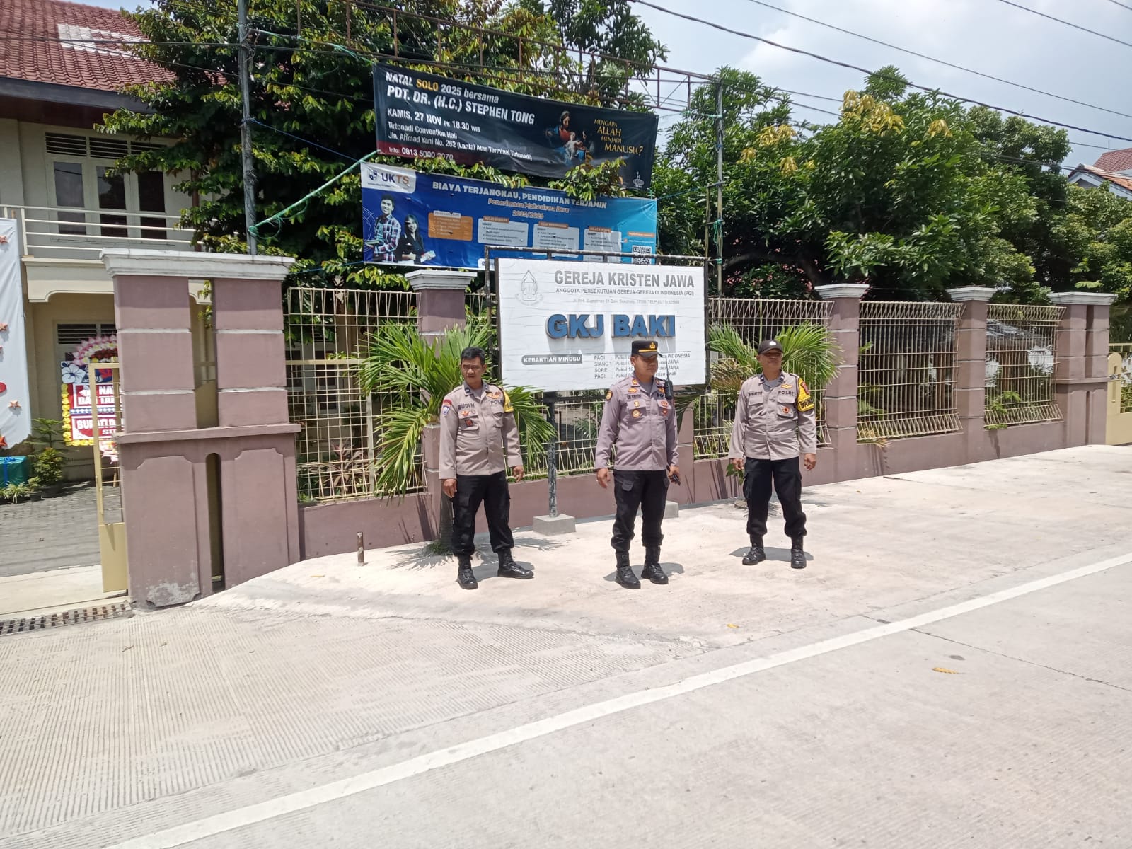 Polres Sukoharjo bersama jajaran polsek melaksanakan patroli dan sambang ke sejumlah tempat ibadah gereja di Kabupaten Sukoharjo, Senin (22/12).