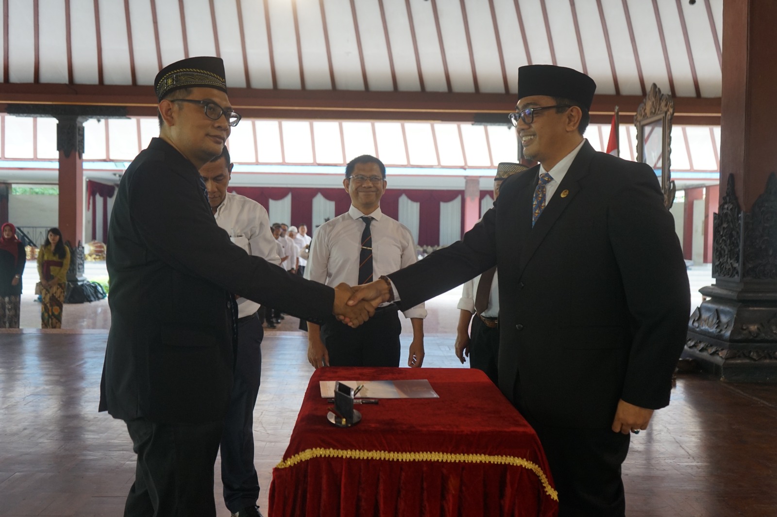 Rektor ISI Solo Bondet Wrahatnala (kanan) saat pelantikan dekan FSP dan FSRD, Senin pagi (22/12).