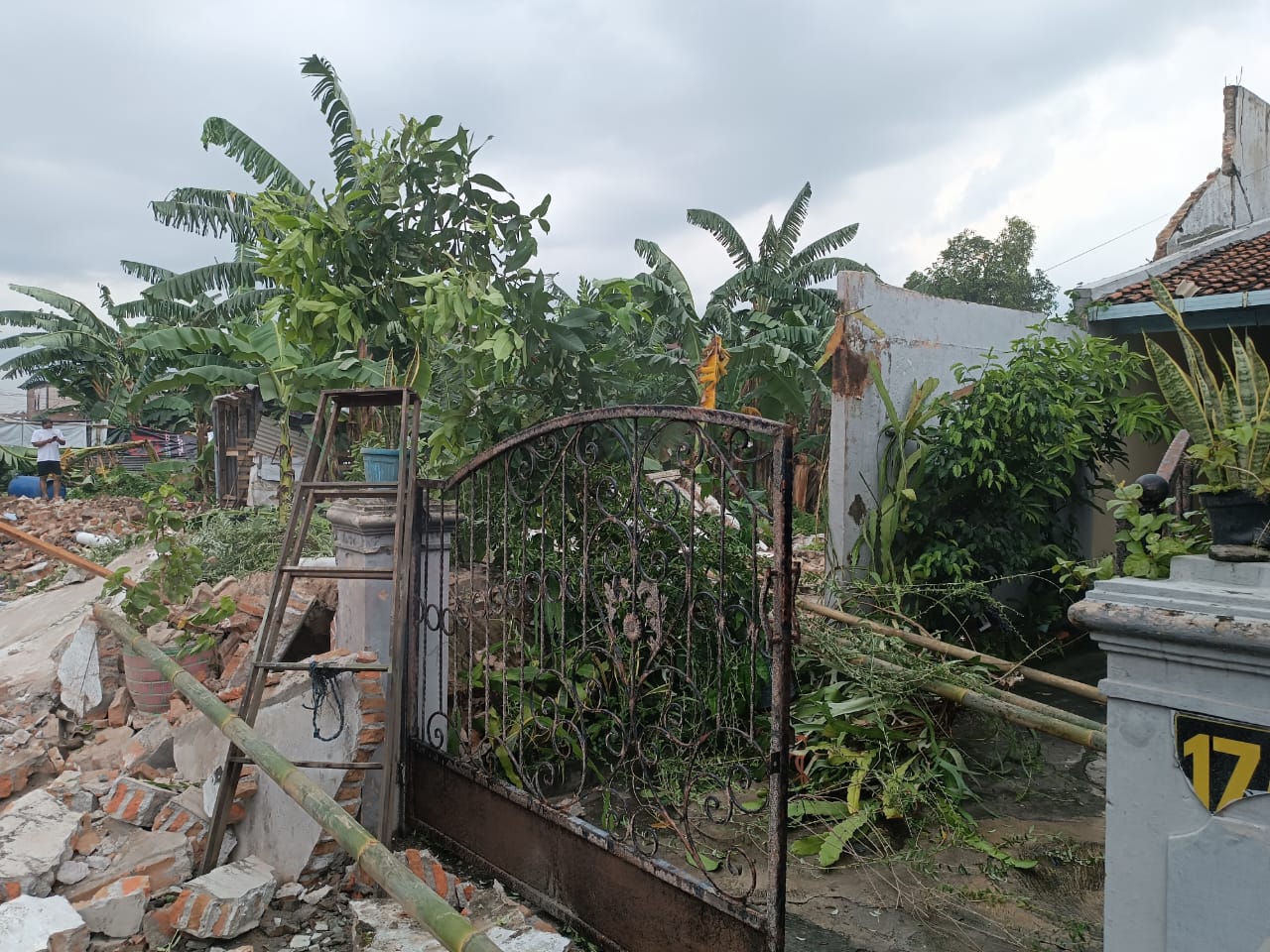 Tembok rumah warga Kampung Sedahromo Lor RT 004 RW 006, Kartasura, Sukoharjo tertimpa tembok bekas pabrik selimut, Senin (22/12).