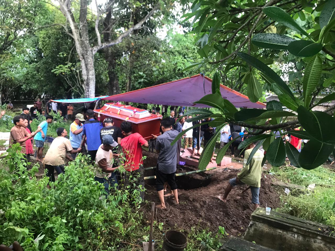 Sugimo dan Anis Munandar warga Dukuh Gotakan, Desa/Kecamatan Banyudono, Boyolali yang merupakan bapak dan anak dimakamkan satu liang lahat, Senin (22/12/2025).