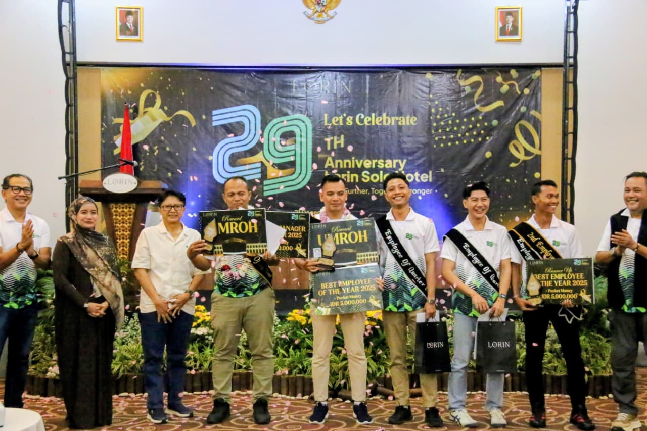 Penyerahan hadiah umrah kepada Best Employee of The Year 2025.