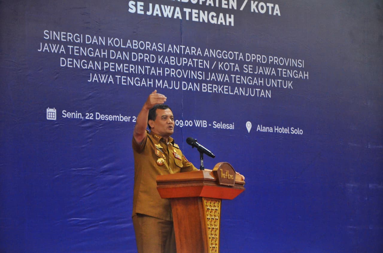Gubernur Jateng Ahmad Luthfi dalam acara Forum Berlian Sinergi dan Kolaborasi DPRD Kabupaten/Kota se-Jawa Tengah dengan Pemerintah Provinsi Jateng di Karanganyar, Senin (22/12/2025).
