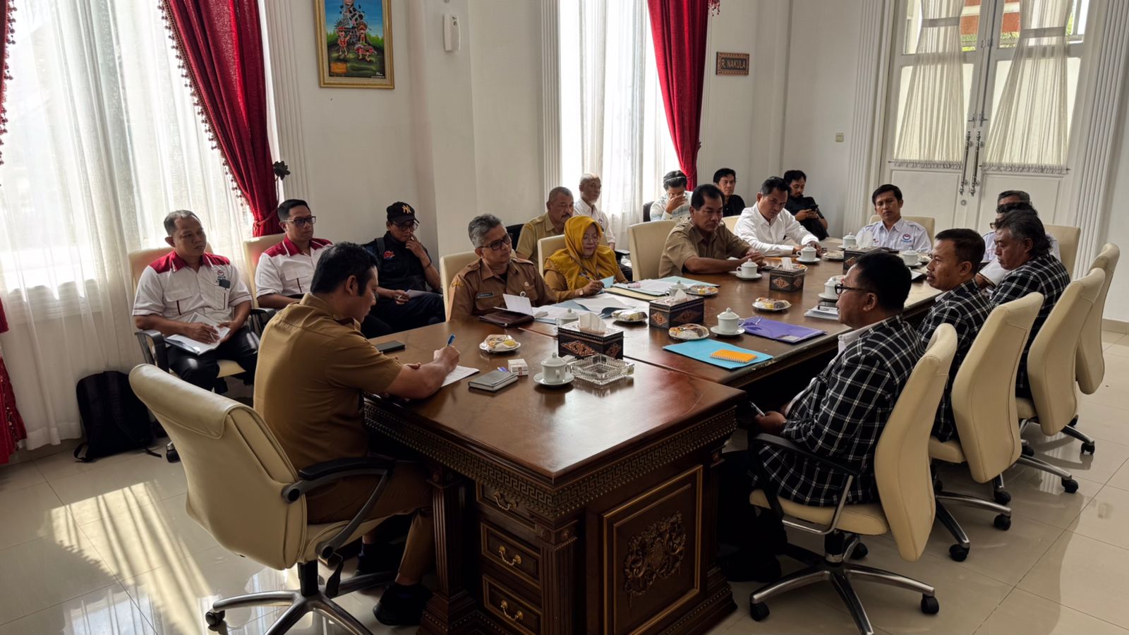 Bupati Boyolali menerima audiensi terpisah dari Dewan Pimpinan Daerah (DPD) Konfederasi Serikat Pekerja Nasional (KSPN) dan Asosiasi Pengusaha Indonesia (Apindo) di kantor bupati, Senin (22/12/2025).