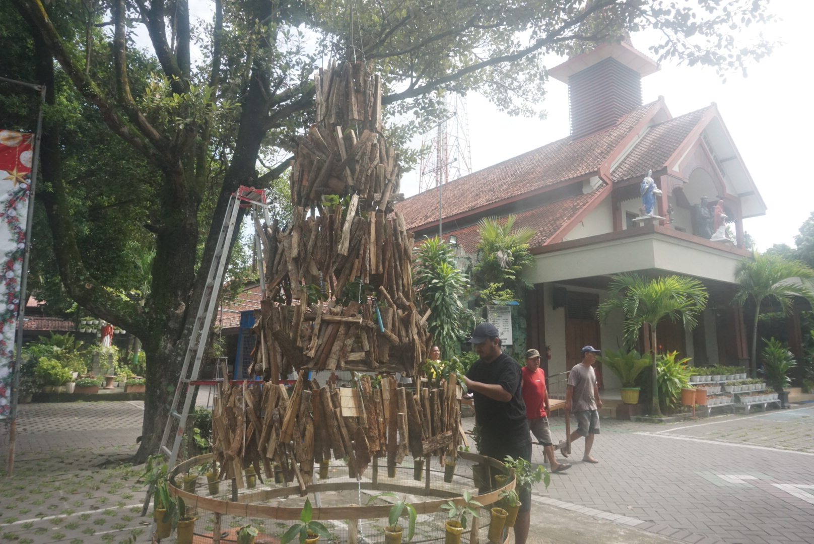 Tim kreatif menyiapkan pohon Natal di halaman Gereja Santa Perawan Maria Bunda Kristus, Kecamatan Wedi, Klaten. (Angga Purenda/Radar Solo)