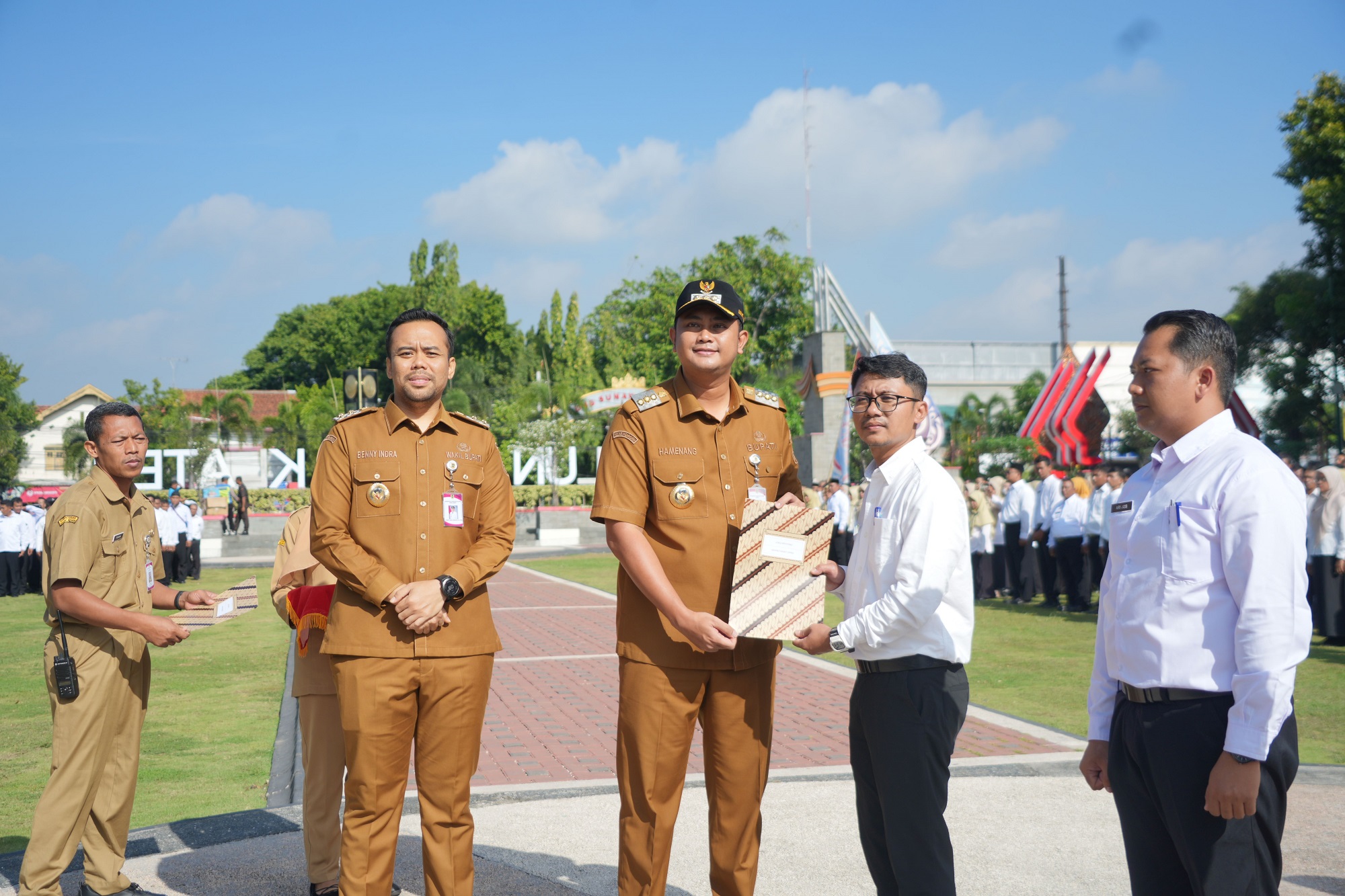 Bupati Klaten Hamenang Wajar Ismoyo saat menyerahkan SK PPPK Paruh Waktu di Alun-alun Klaten. (Dokumentasi Diskominfo Klaten)