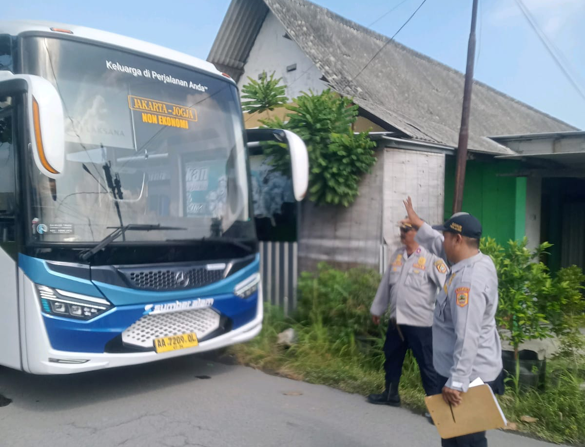 Armada bus AKAP dihentikan petugas untuk ramcek di Terminal Kartasura, Sukoharjo, Selasa (23/12).