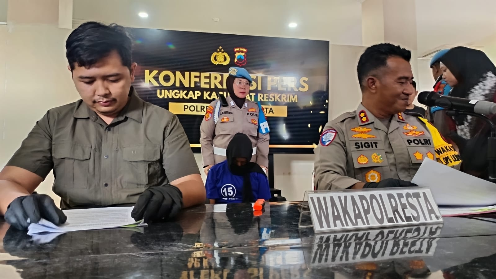 MIRIS: Terduga pelaku pembuangan bayi di Jebres, berhasil diamankan Polresta Solo,&nbsp;Selasa&nbsp;(23/12/2025).